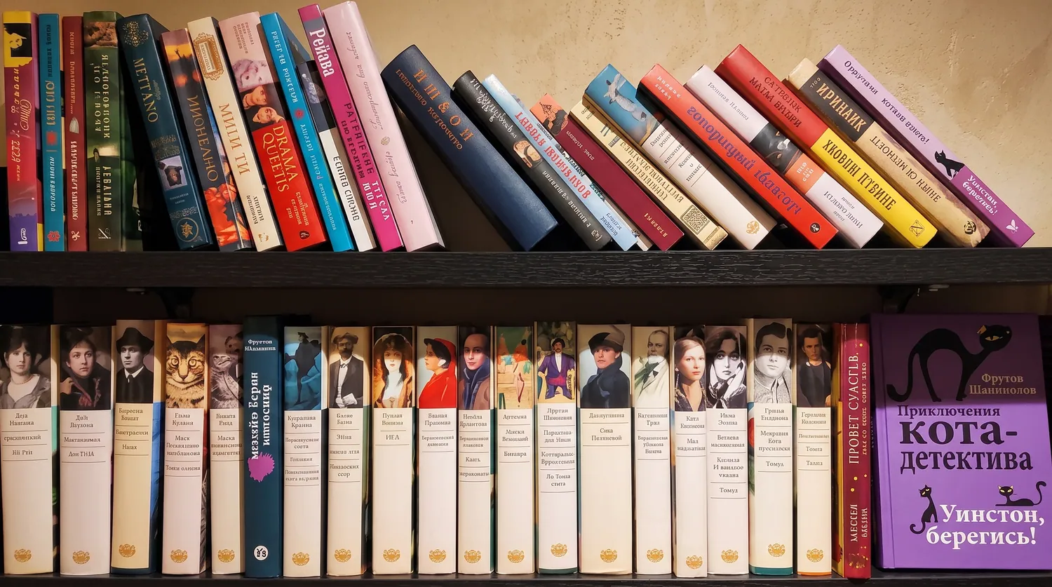 Книги на полке крупным планом